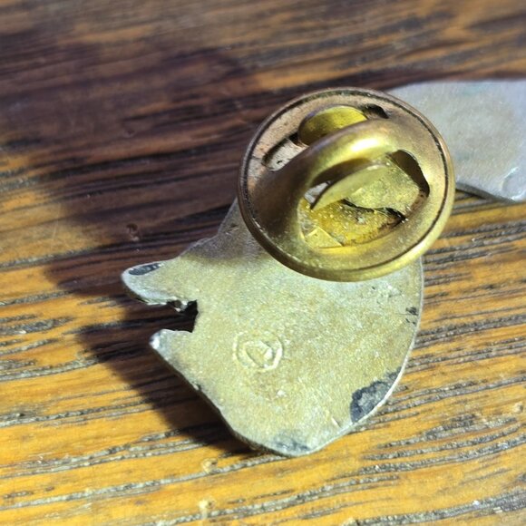 Matte silvertone Cat pin. (Lapel pin / Brooch) - Picture 6 of 6